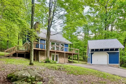 202 Greenbrier Rd, Acme, PA 15610
