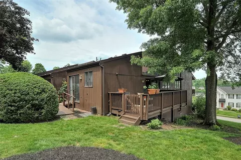 210 Lakeview Ct, Washington, PA 15301