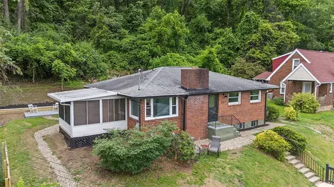 537 Edgewood Ave, West Mifflin, PA 15122