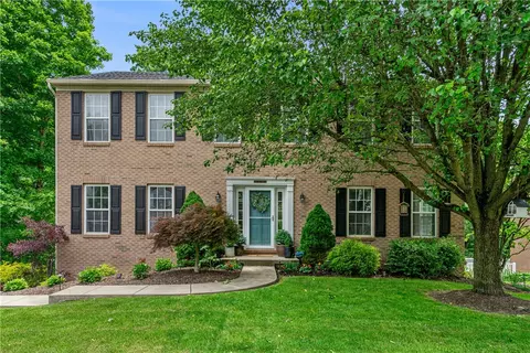 6006 Hawthorn Dr, Moon Township, PA 15108