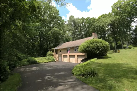 110 Hillvue Ln, Butler, PA 16001