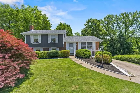 105 Lee Ridge Dr, Coraopolis, PA 15108