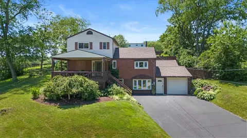 6 Hodgkiss Dr, Mckees Rocks, PA 15136