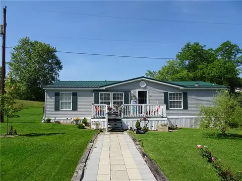 143 Sugar Pine Ln, New Stanton, PA 15672