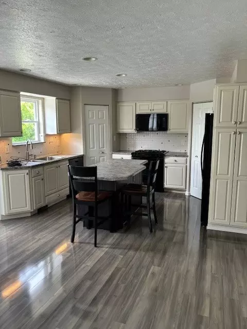 Kitchen - 408 Kingsbrook Dr, Mcdonald, PA 15057 photo 2 of 3