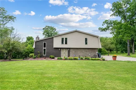323 Wolfe Ln, Irwin, PA 15642