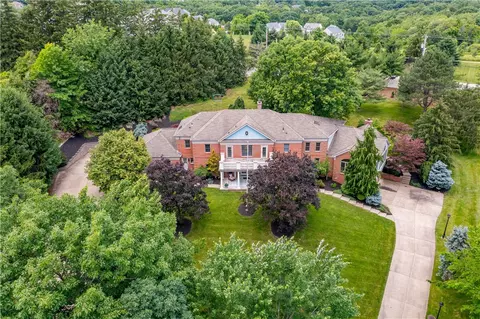 206 Lakeview Dr, Coraopolis, PA 15108