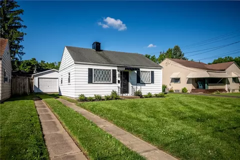 1090 Hillcrest St, Sharon, PA 16146