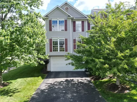 623 Village Green Blvd E, Mars, PA 16046