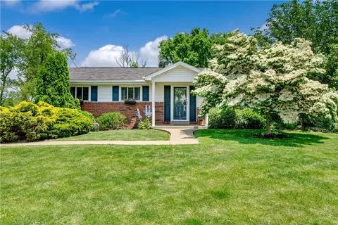300 Palomino Dr, Oakdale, PA 15071
