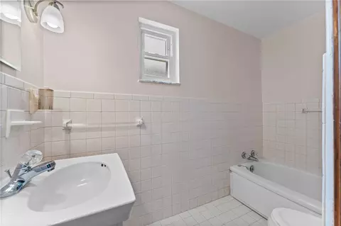 Bath - 1823 Devonshire Rd, Coraopolis, PA 15108 photo 3 of 4