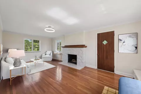Living - 804 Willow St, Irwin, PA 15642 photo 3 of 4