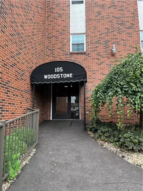 105 Woodstone Ln #73, New Kensington, PA 15068