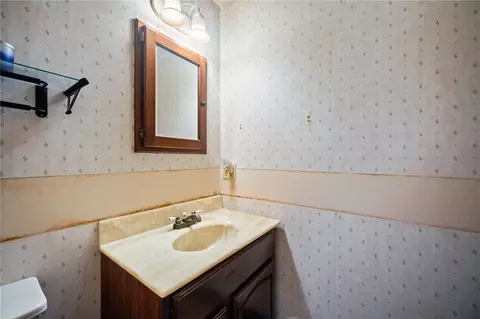 Bath - 621 Thomas Rd, Eighty Four, PA 15330 photo 1 of 2