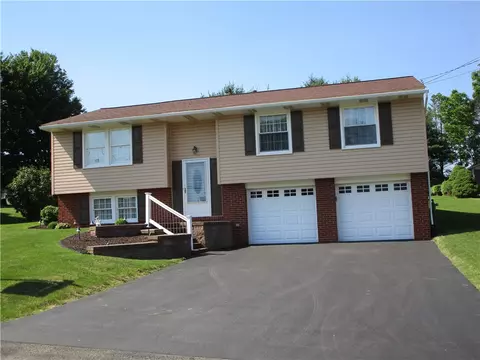 105 Woodbury Dr, Butler, PA 16001