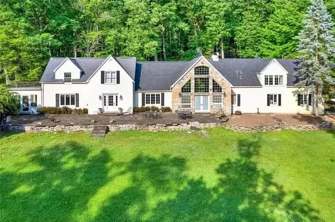 222 E Rosemary Ln, Laughlintown, PA 15655
