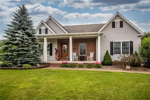 24 Teaberry Ln, Grove City, PA 16127
