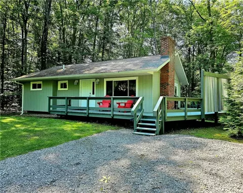 11801 Lakeland Dr, Conneaut Lake, PA 16316