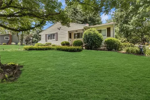 400 Glenda Dr, Beaver Falls, PA 15010