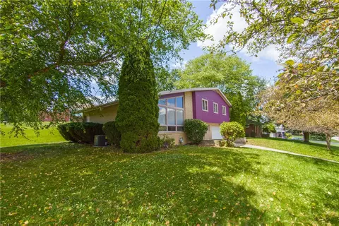 324 E Judy Lynn Dr, Farrell, PA 16121