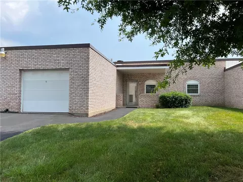 2750 Iowa Dr #15, New Kensington, PA 15068