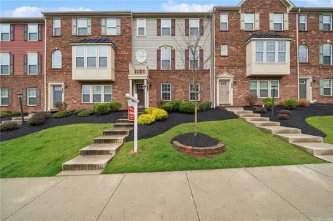 220 Thornapple Ln, Cranberry Township, PA 16066
