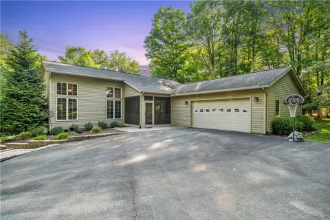 810 S Shore Trl, Central City, PA 15926