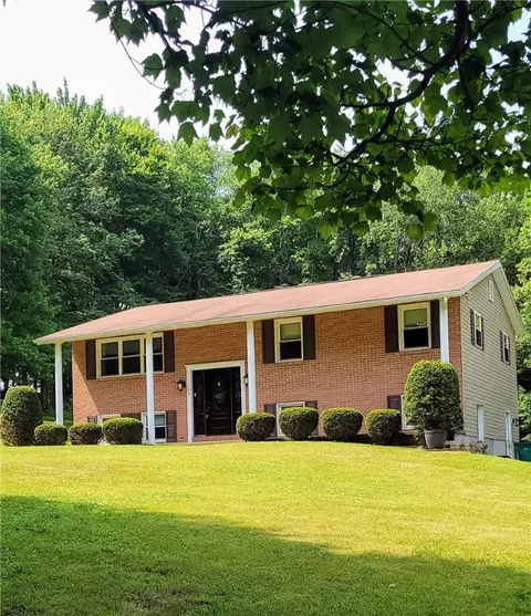 160 Glenford Village Dr, Chicora, PA 16025