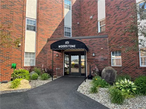 101 Woodstone Ln #18, New Kensington, PA 15068
