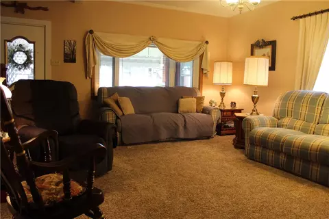 Living - 316 Beech St, Vandergrift, PA 15690 photo 3 of 3