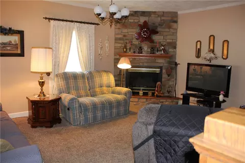 Living - 316 Beech St, Vandergrift, PA 15690 photo 1 of 3