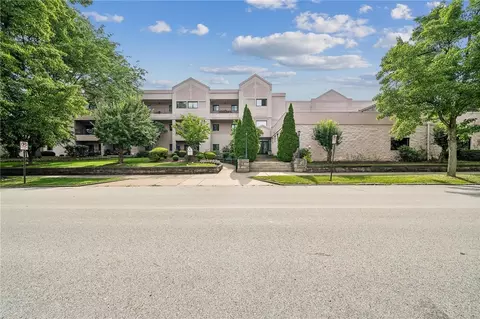 640 5th St #107, Oakmont, PA 15139