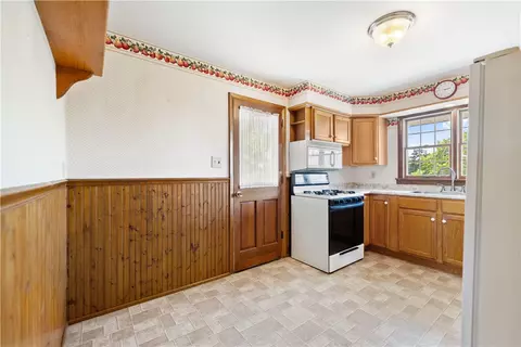 1240 Hillview Dr, Irwin, PA 15642 photo 11