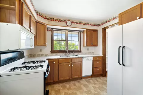 1240 Hillview Dr, Irwin, PA 15642 photo 10