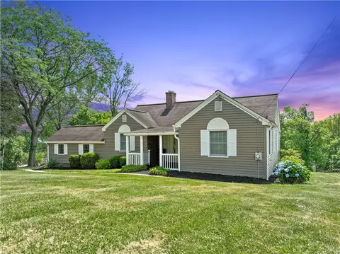 1240 Hillview Dr, Irwin, PA 15642