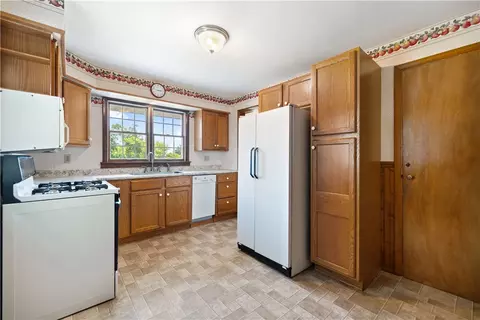1240 Hillview Dr, Irwin, PA 15642 photo 9