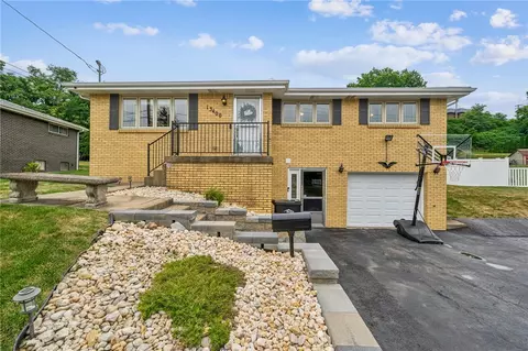 13400 Saint Clair Dr, Irwin, PA 15642