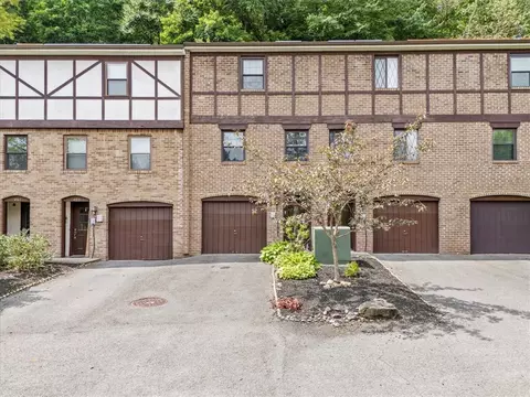 405 Newton Square Dr, Coraopolis, PA 15108