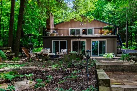 1275 Peninsula Dr, Central City, PA 15926