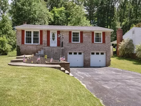 717 Pine Valley Dr, Pittsburgh, PA 15239