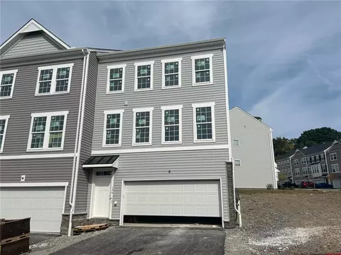 134 Sweetwater Dr, Moon Twp, PA 15108