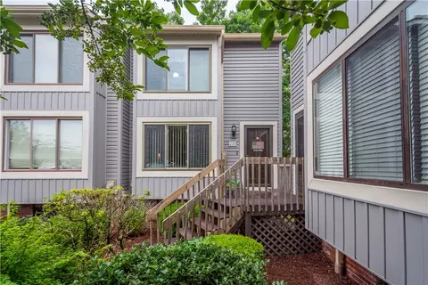 210 Serendipity Dr, Coraopolis, PA 15108