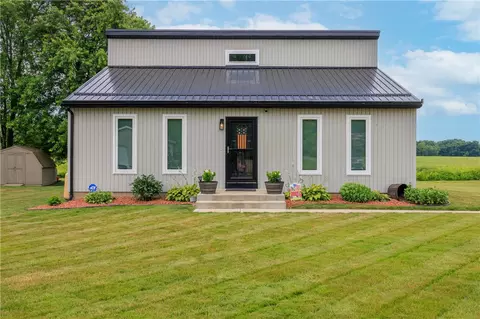 1102 Surrey Ln, Vandergrift, PA 15690