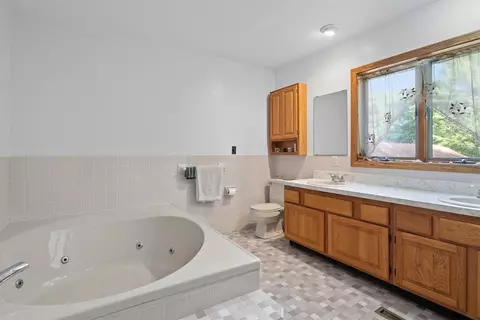 Bath - 127 Meredith Dr, Mars, PA 16046 photo 2 of 5