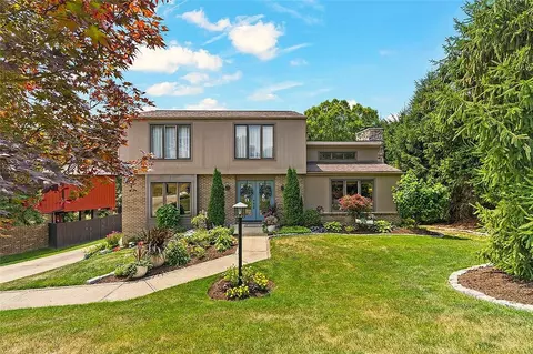 303 S Highlander Heights Dr, Glenshaw, PA 15116