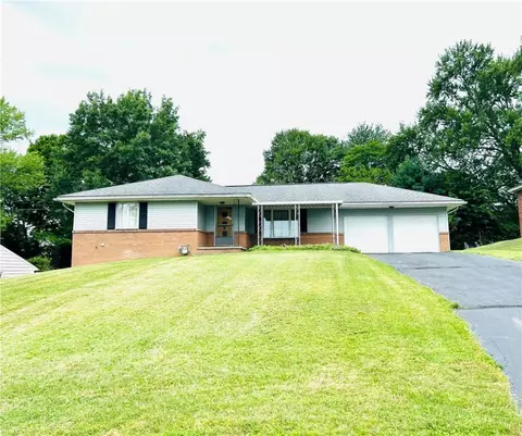 322 Fredrick Dr, Farrell, PA 16121