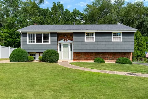 703 Mica Dr, Allison Park, PA 15101