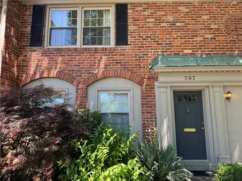 707 Robinwood Dr, Pittsburgh, PA 15216