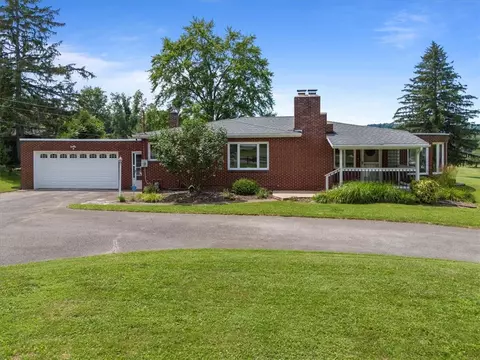107 Fairview Dr, Ellwood City, PA 16117