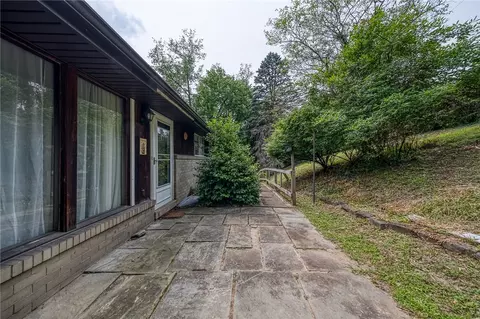 616 Orchard Hill Dr, Pittsburgh, PA 15238